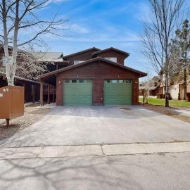 Centrally-Located Condo near Ski Resorts with Gas Fireplace, Hotel in Truckee