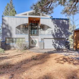 Unique circular home with wood fireplace grill & EV charger - dogs ok