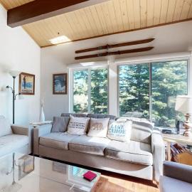 Walk to ski runs - condo with loft & access to Tahoe Donner 5-star amenities