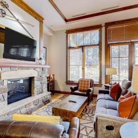 Snowscape Serenity - Ski-in-ski-out condo in Truckee with hot tub access, Hotel in Truckee