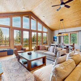Gorgeous dog-friendly home with private hot tub shared pool & mountain views