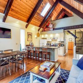 Beautiful & Spacious Townhome with Deck - Close to the Lake & Slopes, hotel in Incline Village