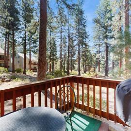 Charming & classic condo with WiFi gas fireplace full kitchen & deck