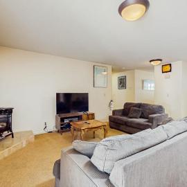 Single-level home with fireplace deck grill & washer&dryer sleeps 10