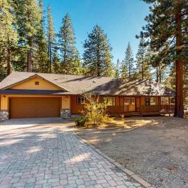 Single-level home with fireplace deck grill & washer&dryer sleeps 10