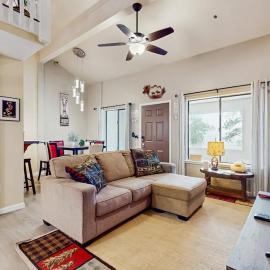 Updated Condo with Lake Views Heated Floors Soaking Tub Pool & Spa Access, hotel a Stateline