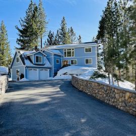 Large home among the treetops near Heavenly with hot tub & great deck, hótel í Stateline
