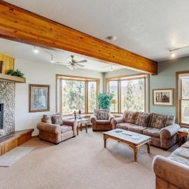 Lake- & mountain-view lodge with hot tub rooftop deck & pool table sleeps 10, hotel v mestu Zephyr Cove