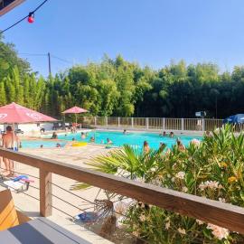 Camping L'oasis Du Berry - chalets climatisés、Saint-Gaultierのホテル