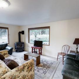 Wonderful Home Close to Lake withPrivate W&D WiFi Gas Fireplace - 2 Dogs Okay, Hotel in Joseph