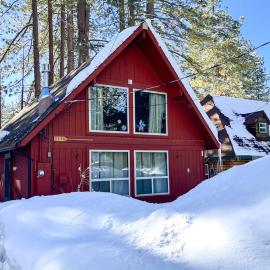 Dog-friendly 2-story cabin with loft fireplace board games & wooded views