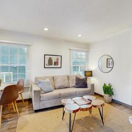Sleek Bungalow with Hot Tub - 3 Blocks to Heavenly Gondola 12 Mins to Beach