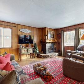 Classic Gambrel-style cabin family and pet friendly walk to lake close to ski, hotel in South Lake Tahoe