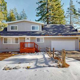 Spacious rustic home with modern appliances arcade games & dog friendly, hotel in South Lake Tahoe