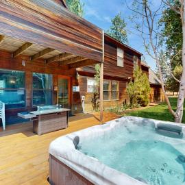 Grand Retreat on 5-Acre Lot with Private Hot Tub & Fireplaces Mins to Slopes, Hotel in Sisters