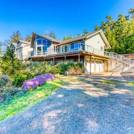 Dog-friendly house with ocean & mountain views - easy beach & park access game room