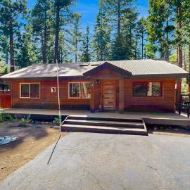 Westshore Oasis - private hot tub & fenced yard - walk to beach
