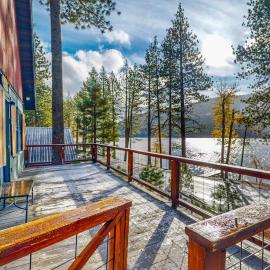 Dog-friendly waterfront cabin with lake views & access - close to slopes, hotell i Truckee