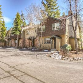 Wonderful year-round escape near skiing & lake with pool hot tub & deck