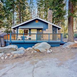 All-season cabin with wraparound deck - quick walk to the beach