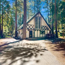 Classic chalet with hot tub boat launch & Gas grill, hotel in Tahoe City