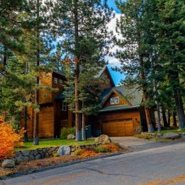 Peaceful Forest Retreat with Hot Tub EV Charger Game Room & Near Kings Beach, hotel i Kings Beach