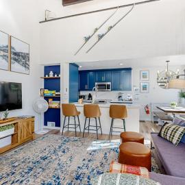 Beautiful condo with modern appliances two decks and shared pool, hótel í Kings Beach