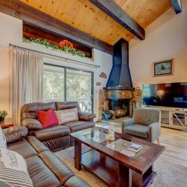 Rustic Kingswood Village getaway with shared pool patio & wood-burning fireplace, hótel í Kings Beach