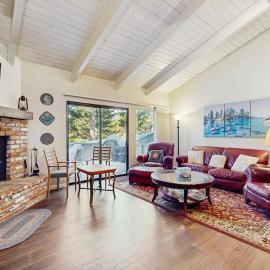 Spacious Condo with Fireplace Deck Wet Bar Pool Free Shuttle to Ski Resort, hotel in Incline Village