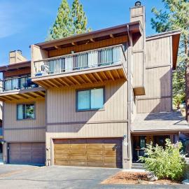Kingsbury Grade home with fireplace & easy access to beaches & skiing sleeps 6، فندق في ستيتلاين