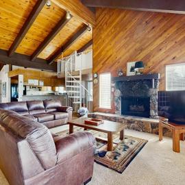 Kingsbury Grade home with fireplace & easy access to beaches & skiing sleeps 6