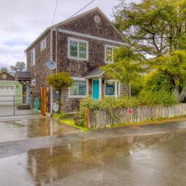 Dog-friendly home 5 blocks from the beach game room & firepit