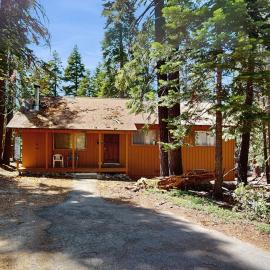 Cozy Family Cabin Close to Skiing - Walk to Lake Tahoe & Town