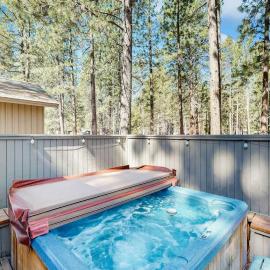 Resort home in great Sunriver location with SHARC passes private hot tub pools, Hotel in Sunriver