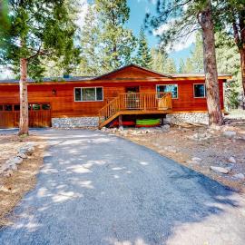 Relaxing house with WiFi gas fireplace & washer&dryer