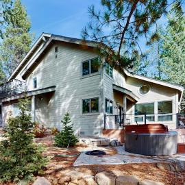 Expansive Tahoe home with hot tub deck sauna game room and washer&dryer, отель в городе Траки