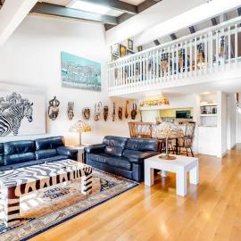 Unique Condo with WiFi Gas Fireplace 2 Balconies Shared Pool Deck Private W&D, hotel in Incline Village