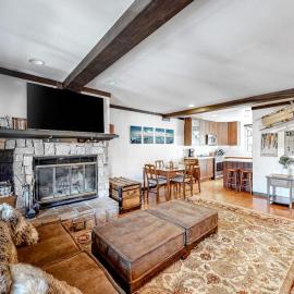 Ski getaway with amazing mountain views fireplace pool & river path access, khách sạn ở Olympic Valley