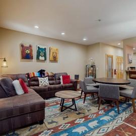 Updated condo near ski resort with heated pool hot tub fireplace balcony W&D, hotel u gradu Olimpik Vali