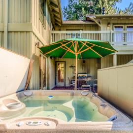 Spacious dog friendly home withprivate hot tub guest bikes