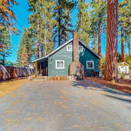 Darling cabin near beach-lake with wood stove & private washer&dryer