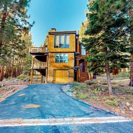 Beautiful mountain home close to year-round outdoor activities & Lake Tahoe, hotel in Kings Beach