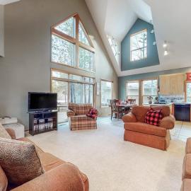 Beautiful & spacious home with a private hot tub fast WiFi AC & SHARC access, hotel em Sunriver