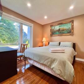 Cozy Home Near Transit & Hillcrest Mall with Free Parking, хотел в Ричмънд Хил