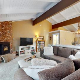 Charming condo with high-speed WiFi pellet stove pool & games, hotel u gradu Inklajn Vilidž