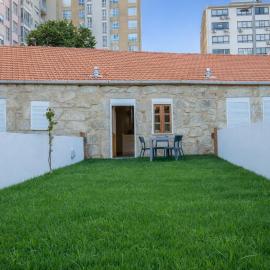 423 Garden ! Breakfast and Lunch Option ! Walk to Porto