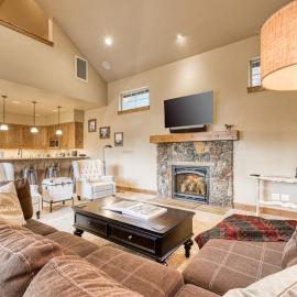 Downtown Sisters home with private hot tub & fenced yard - dogs welcome, hotel u gradu Sisters