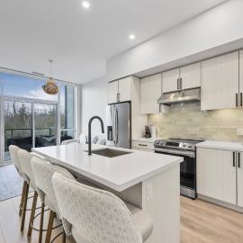 Lake Simcoe Stays - Friday Harbour's Official Rental Program - Aspen Suite, viešbutis mieste Innisfil