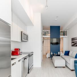 Lake Simcoe Stays - Friday Harbour's Official Rental Program - Beech Suite, hotell i Innisfil