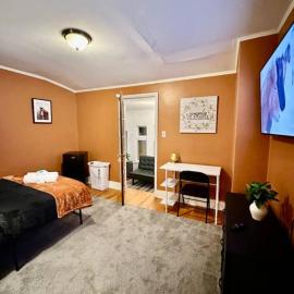 Queen Bed Sleeps 2 Communal Spaces SU NYS Fair Carrier Dome Upstate Medical Center, hotel a Syracuse